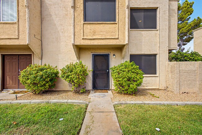 Building Photo - 8111 E Glenrosa Ave