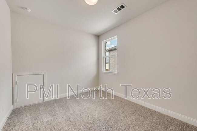 Building Photo - 717 Amenduni Ln