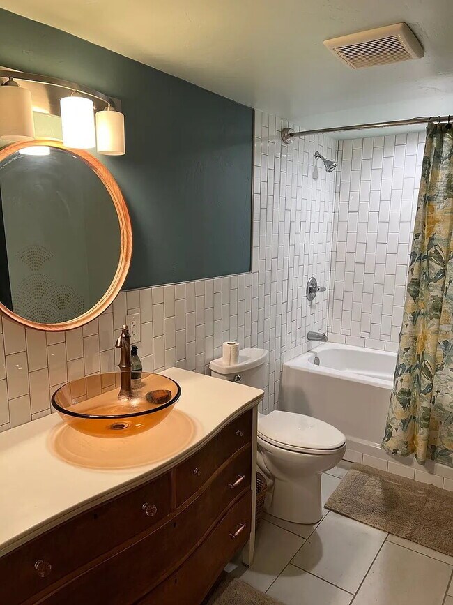 Building Photo - Charming Garden-Level 1BR/1BA Apartment Available January 1st