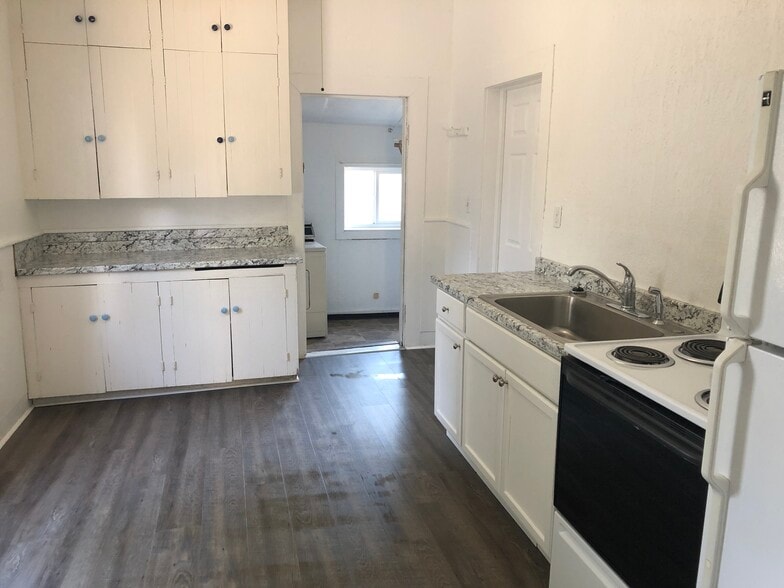 Building Photo - 125 NE Whitman St