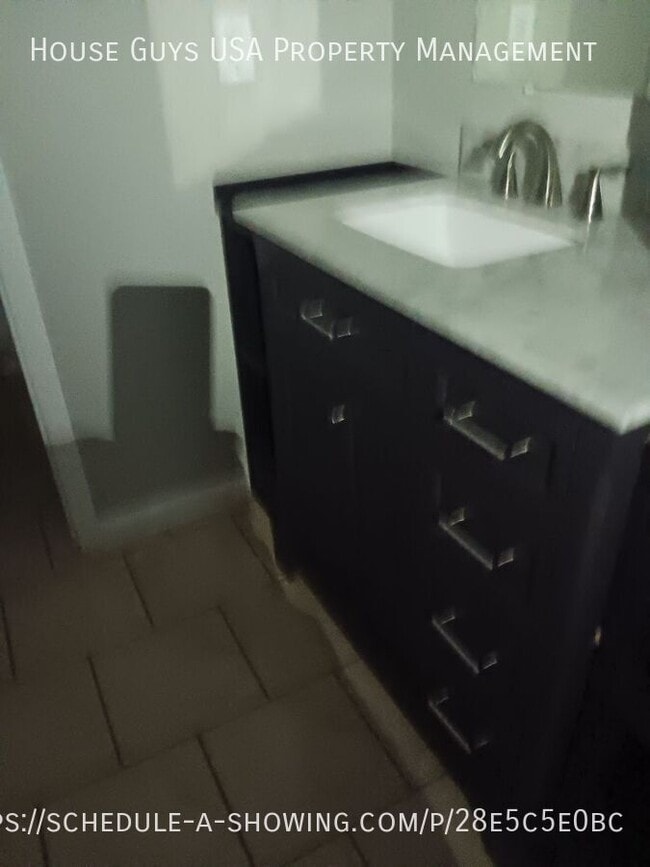 Building Photo - 208 NE Cedar Ct