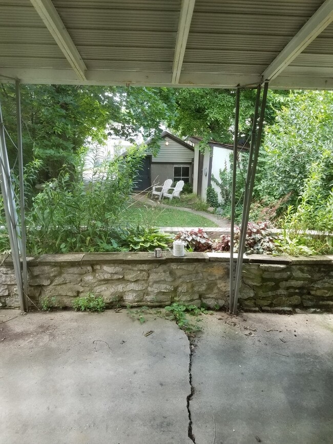 Building Photo - Great 2 bedroom w/detached garage near UD and Miami Valley Hospital!