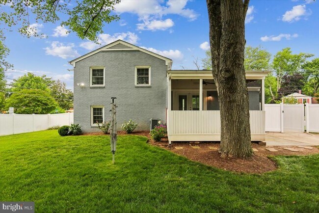 Building Photo - 3801 Denfeld Ave