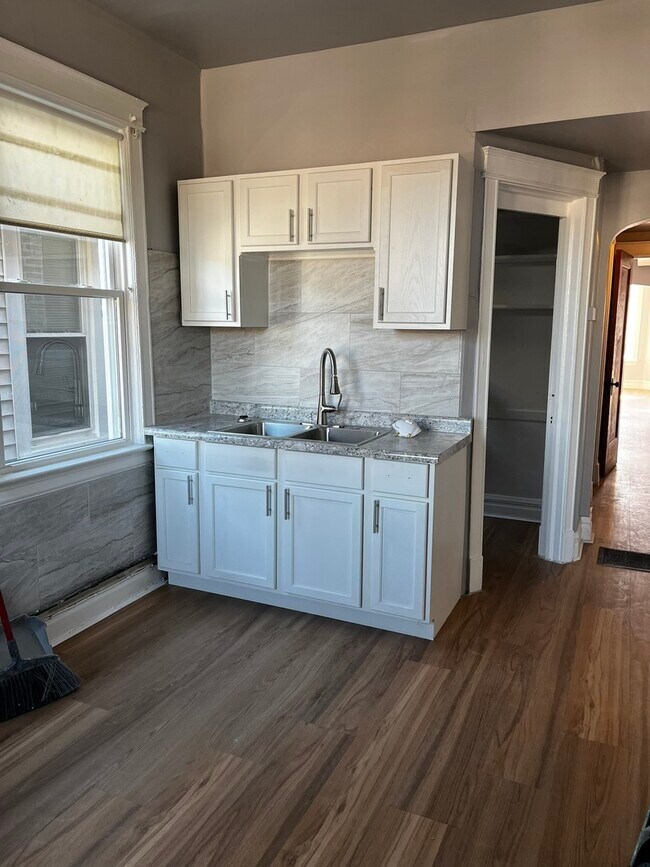 Building Photo - 1528 E 72nd St