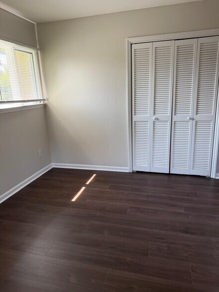 Building Photo - Room in Townhome on W Front St