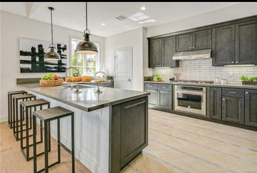 Building Photo - 5018 Saunders Cir