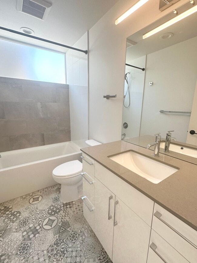 Building Photo - Just listed! Modern 2-bed, 2-bath Townhome...