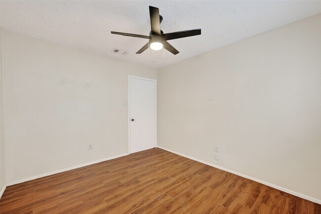 Building Photo - 15811 Pfeiffer Dr