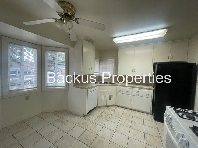 Building Photo - Wonderful duplex unit in North Salinas