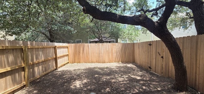 Building Photo - 3 Bedroom Townhome near Medical Center