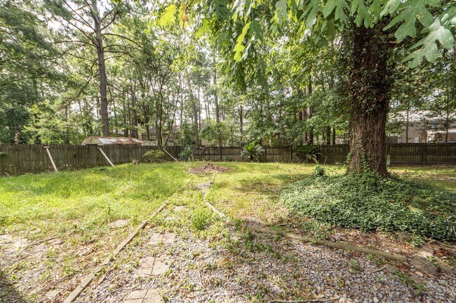 Building Photo - 3 Bedroom 2 Bath Home in Briarwood - Summe...