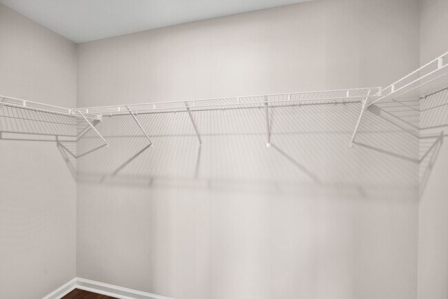 Building Photo - ?Beautifully F?resh Painted Carpetless 4-B...