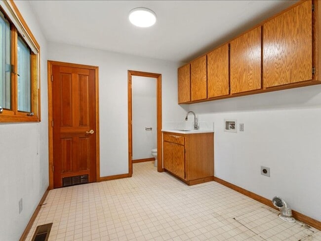 Building Photo - Stunning Custom Home 4 Bedroom in the Gate...