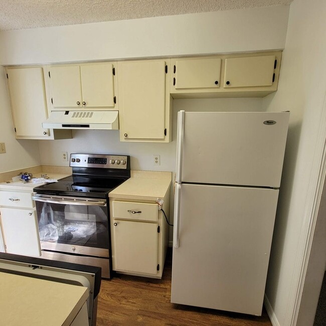 Building Photo - 2 bed 1.5 bath just remodeled