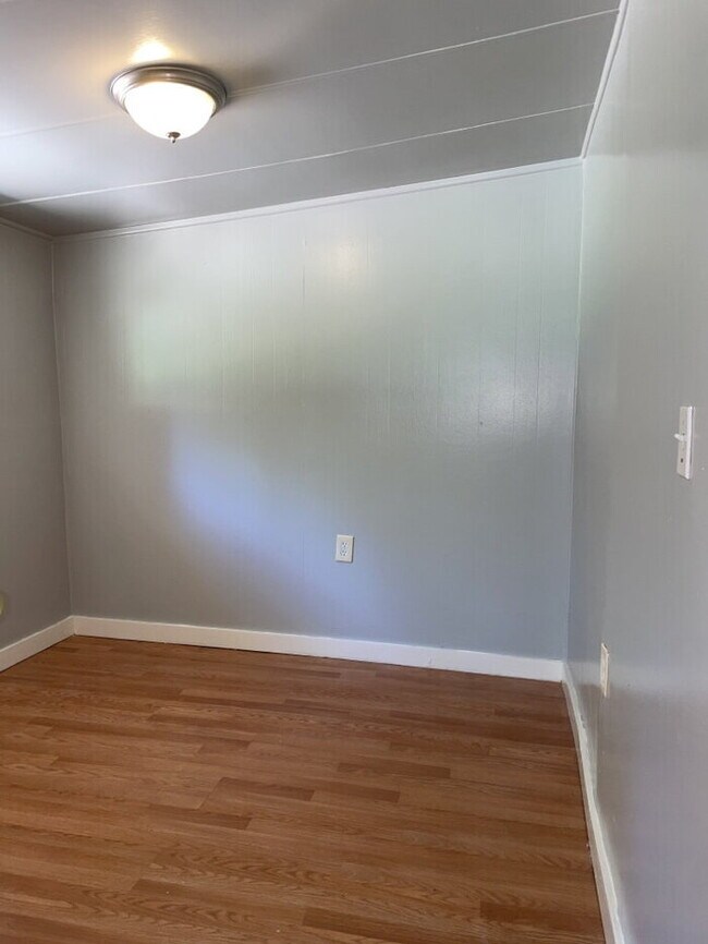 Building Photo - "Charming Greenville Retreat: Cozy 3-Bed, 2-Bath Home at 18 Whitehorse Rd Ext.!"
