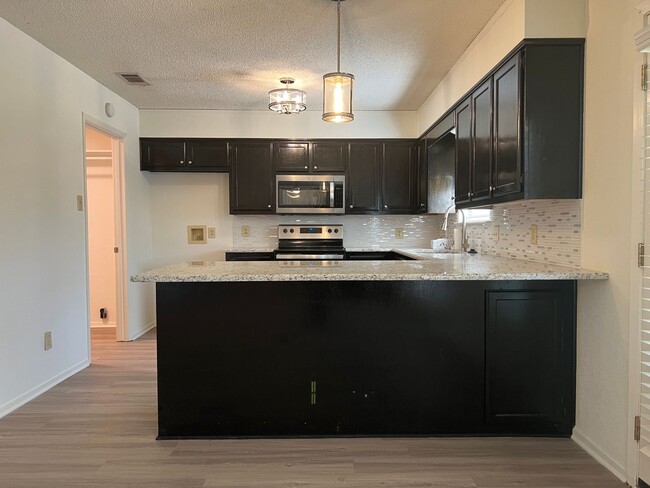 Building Photo - Single Family Home *LEASING SPECIAL AVAILA...