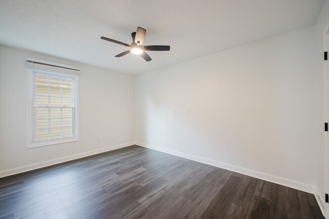 Building Photo - Move-in-ready 3 bed / 3 Full Bath In Louisville's Four Seasons — Fully Updated, No Carpet, Fiber ...
