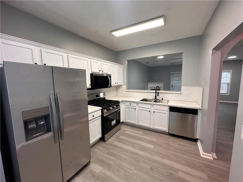 Building Photo - 2025 Austin Park Cir