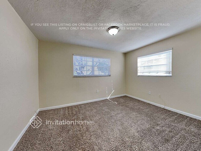 Building Photo - 3820 S Lake Terrace