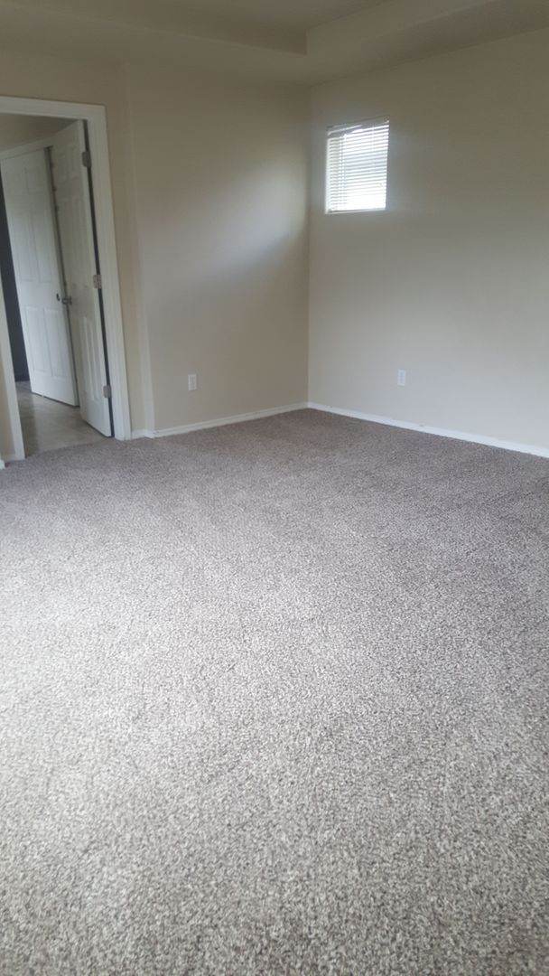 Building Photo - 3 bedroom Home - Quiet  - with courtyard -...