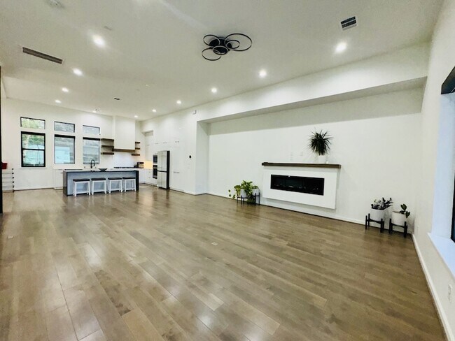 Building Photo - 525 Memorial Heights Dr