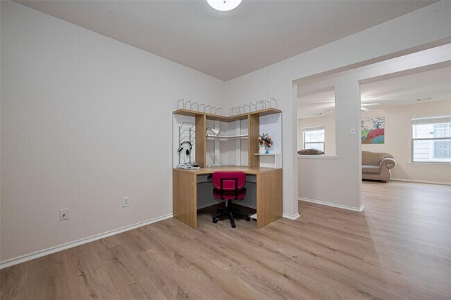 Building Photo - 8435 Westknoll Ln