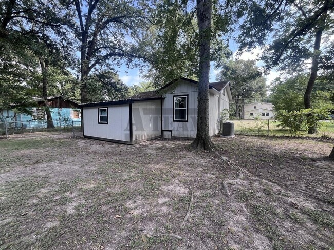 Building Photo - Cozy 3 Bedroom 1 Bathroom with Large Yard