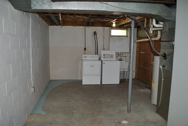 Building Photo - 2 Bedroom 1.5 Bathroom duplex in Hudson