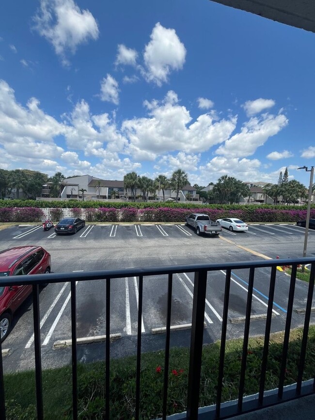 Building Photo - ONE BEDROOM ONE BATHROOM!! Waterfront Comm...
