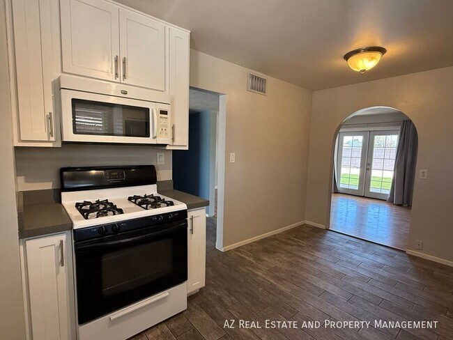 Building Photo - 1725 S Farmer Ave