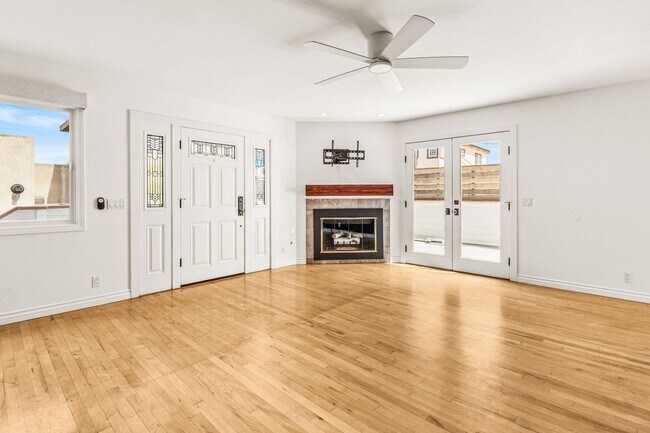 Building Photo - Spacious 3 Bed / 3 Bath Ocean Beach Townhome with Private Patio & Garage - Available NOW