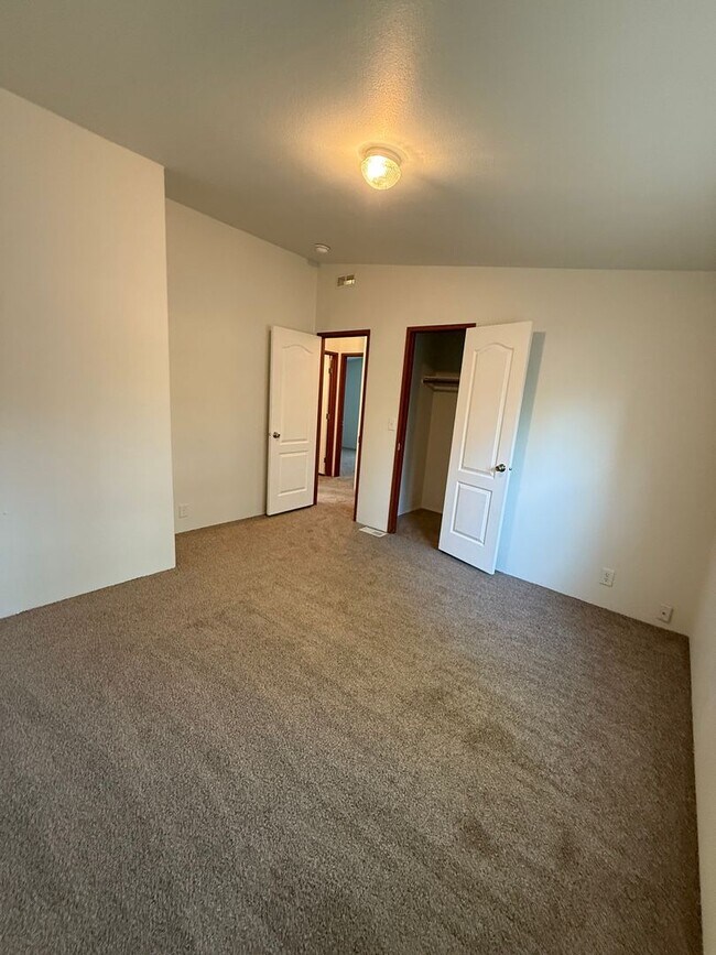 Building Photo - SPIRIT LAKE HOME (P#440)