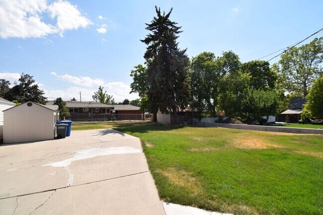Building Photo - 924 E Elgin Ave