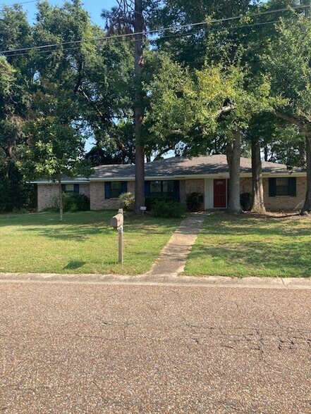 Building Photo - 151 Country Club Dr