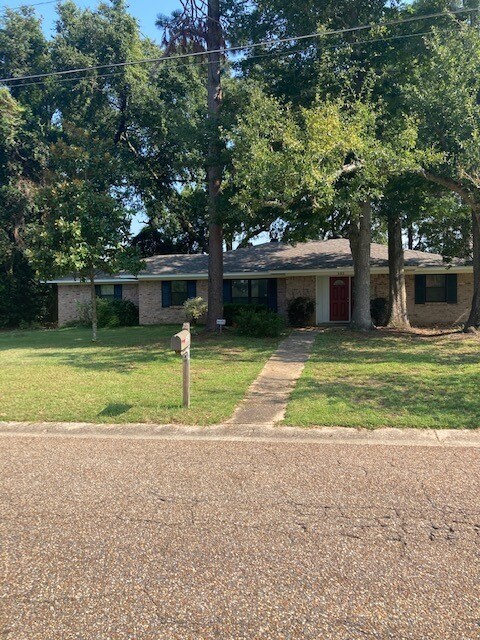 Primary Photo - 151 Country Club Dr