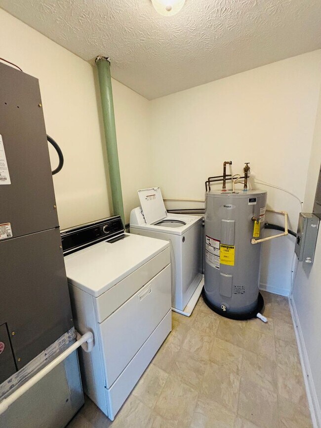 Building Photo - * RE-RENTAL AVAILABLE 8/14/26 * 4 Bedroom, 2 Bath Apartment