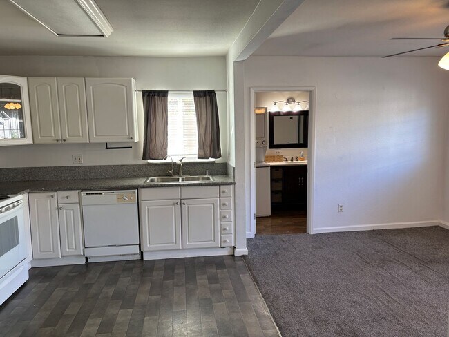 Building Photo - Cozy Duplex