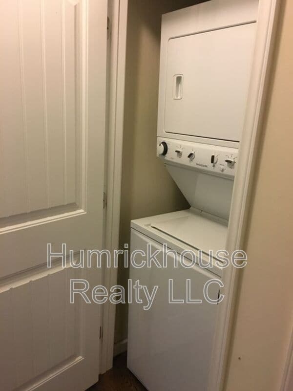 Building Photo - 5225 Valley Stream Rd