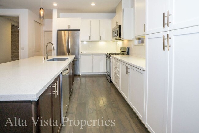 Building Photo - Beautiful Townhome centrally located in Mi...
