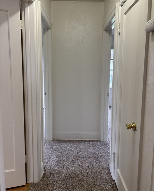 Building Photo - 4Bd/1Ba Two Story House - Available to View!