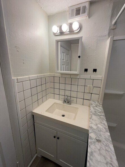 Building Photo - 1409 S Westmoreland Dr