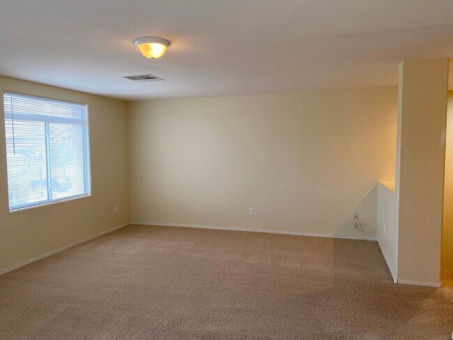 Building Photo - Beautiful & spacious home on an oversized ...