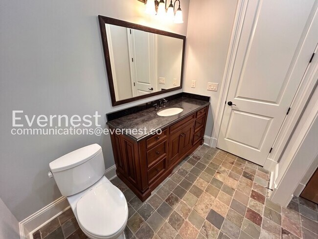 Building Photo - Spacious 7 Bed/8 Bath Home with Garage / Pet-Friendly / Available Now!