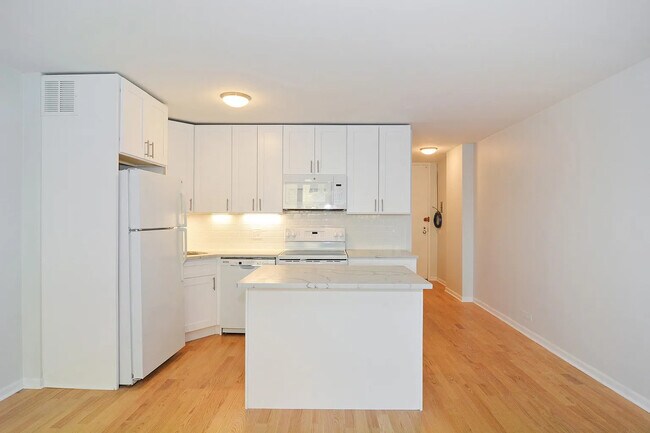 Building Photo - 2400 N Lakeview Ave
