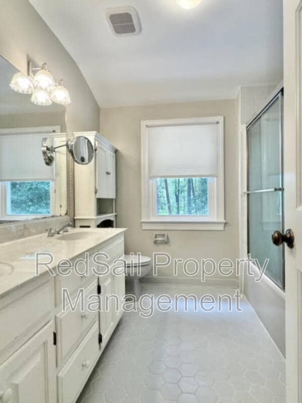 Building Photo - 114 Barclay Crescent