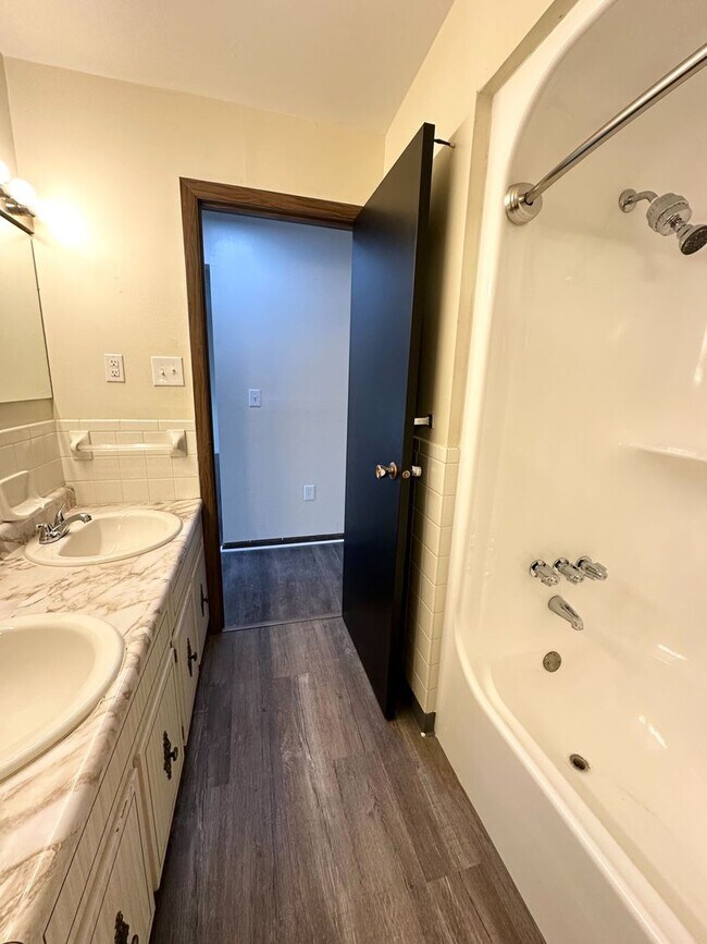 Building Photo - 2 Bedroom and 1.5 Bathroom Apartment in Be...