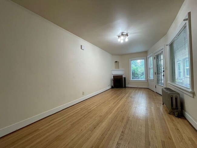Building Photo - **FREE TWO WEEKS RENT** Buckman Charmer Studio~ Quick Access to Big City Amenities~ Onsite Laundr...