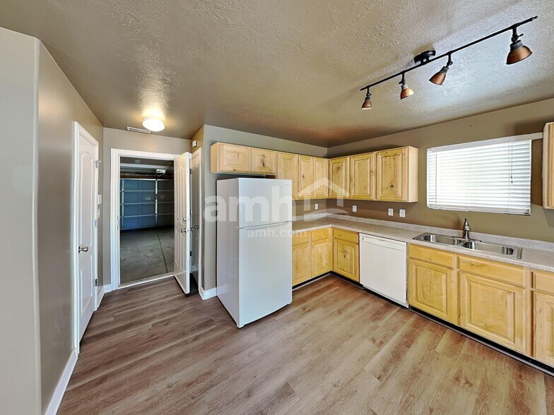 Building Photo - 37 N Montrose Dr