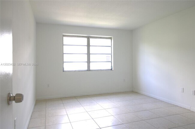 Building Photo - 1225 NE 124th St