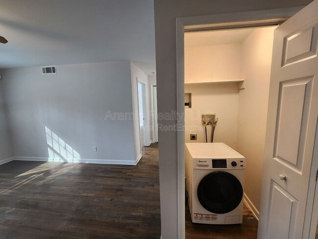 Building Photo - 1651 Line Cir